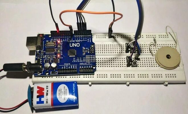 Arduino uno пищалка. Код Piezo ардуина. Цифровой кубик ардуино. Мелоди Arduino.