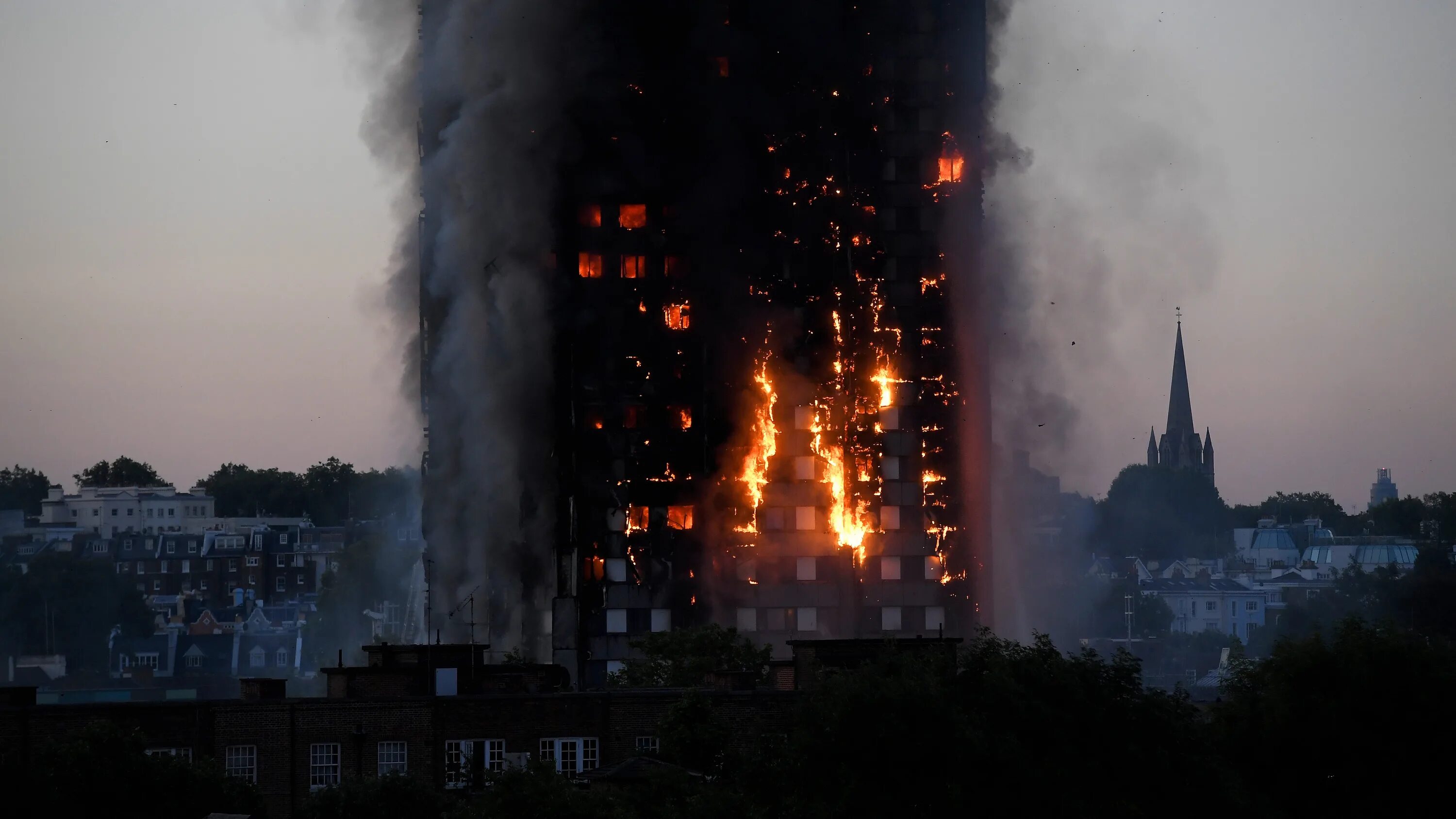 Гренфелл Тауэр Лондон. Grenfell Tower в Лондоне пожар. Пожар в Grenfell Tower, Лондон, 2017 год. Пожар Grenfell Великобритания. Сгорела многоэтажка