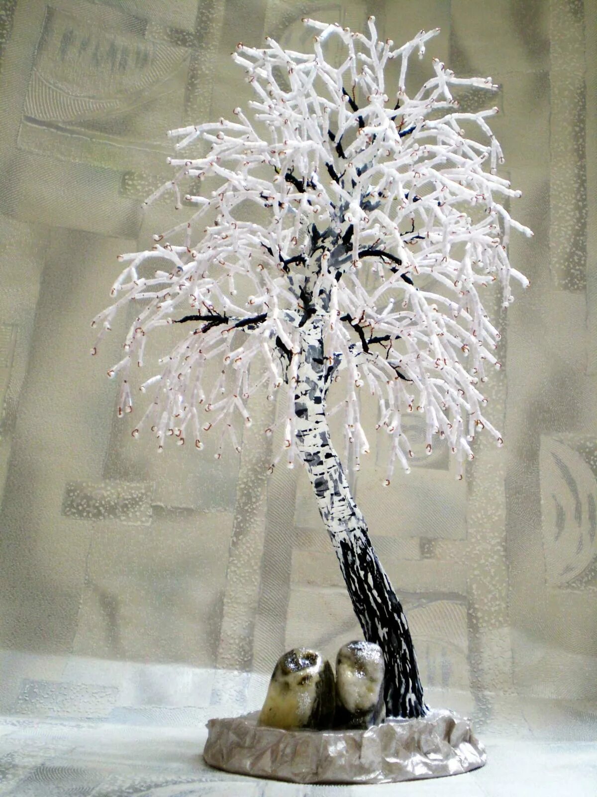 зимние бисерные деревья. дерево из бисера зима. зимнее дерево из стекляруса. зимнее дерево из бисера. морозное дерево из бисера.
