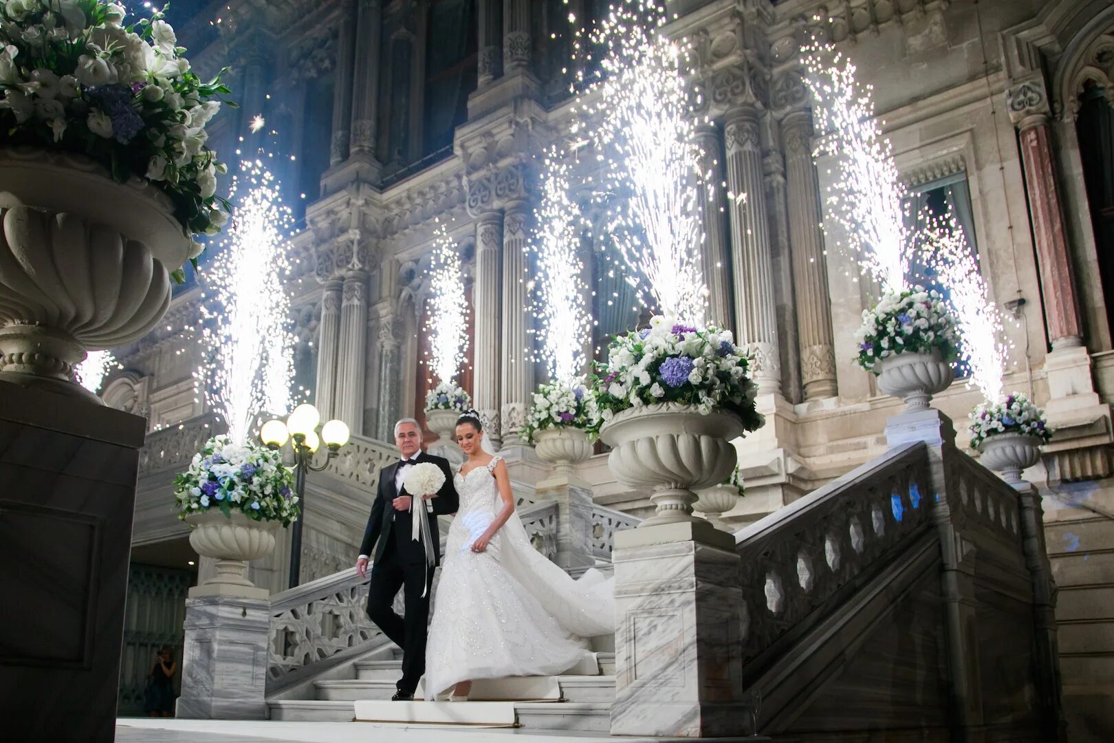 Дворец Чираган в Стамбуле. Дворец Чираган в Стамбуле свадьба. Çirağan Palace Kempinski свадьба. Чираган-Палас свадьба. Свадьба luxury