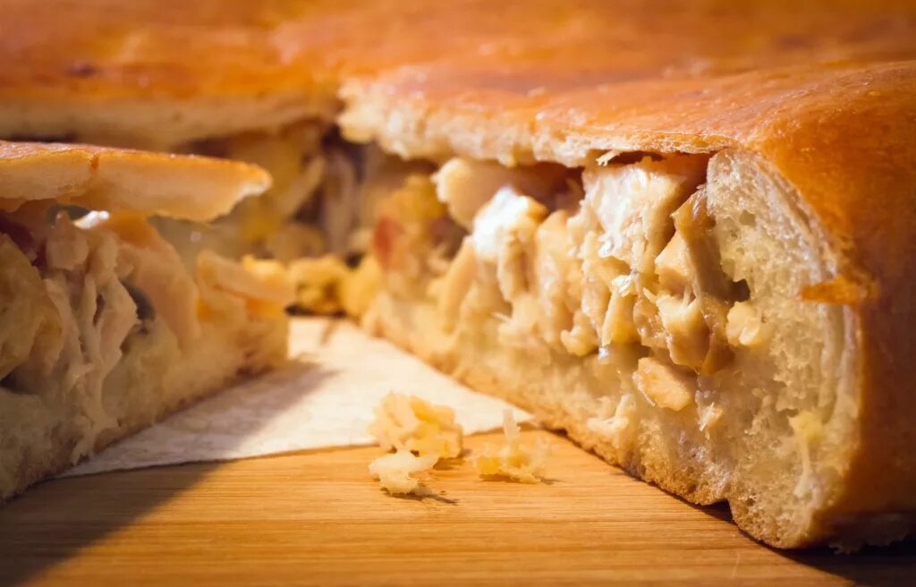 пирог с филе курицы. заливной пирог с курицей. пирог с курицей и сыром. пирог с курицей и грибами. пирог с куриным филе.