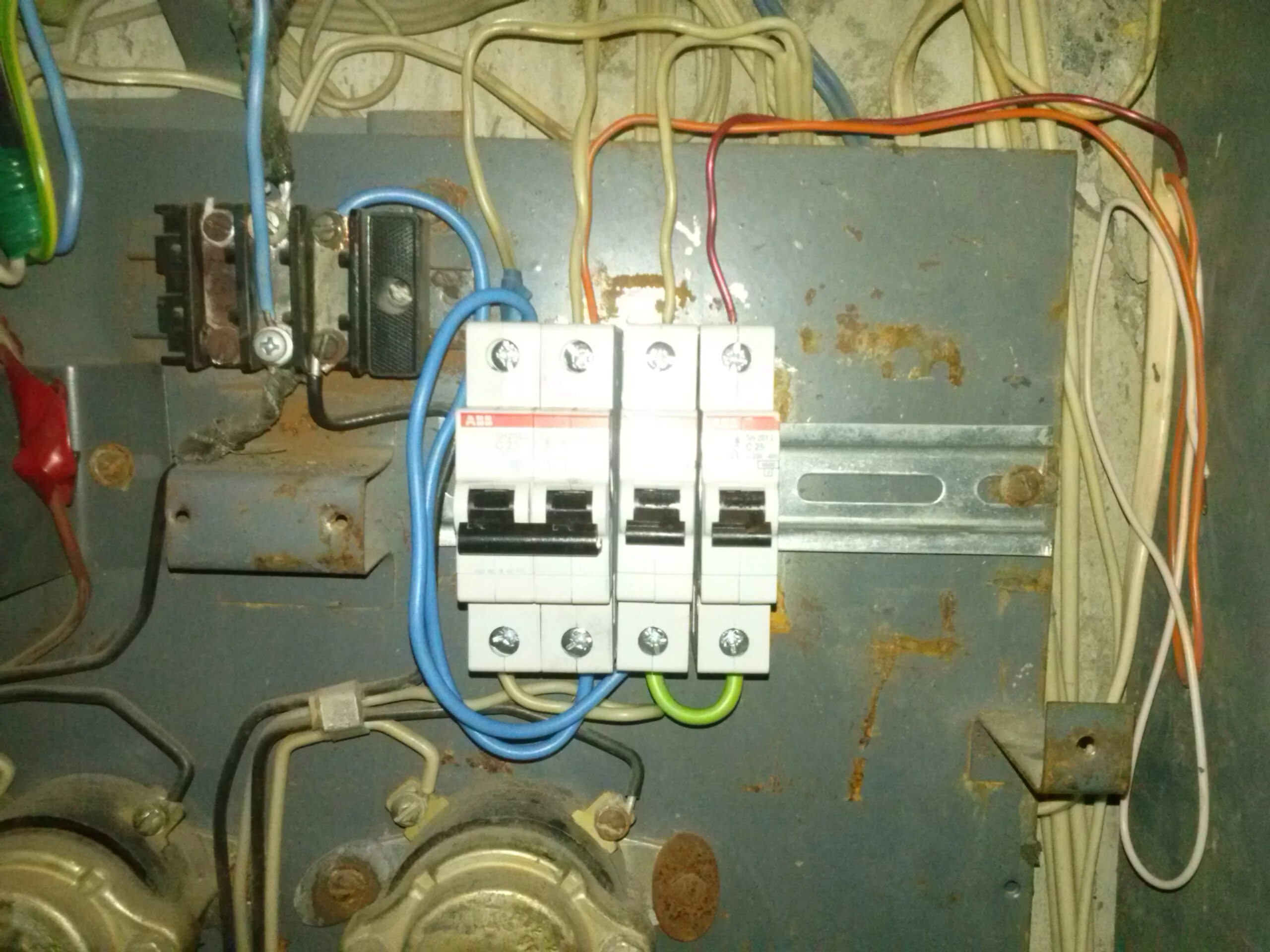 автомат в электрощитке. как поменять автомат в щитке самому. автоматический выключатель в щитке. как поменять автомат в щитке самому. расключение автоматов в электрощитке.