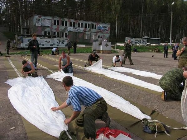 Гибель на плацу. Укладка парашюта д6 ВДВ. Укладка парашюта д6. Парашют ВДВ д10. Этапы укладки парашюта.