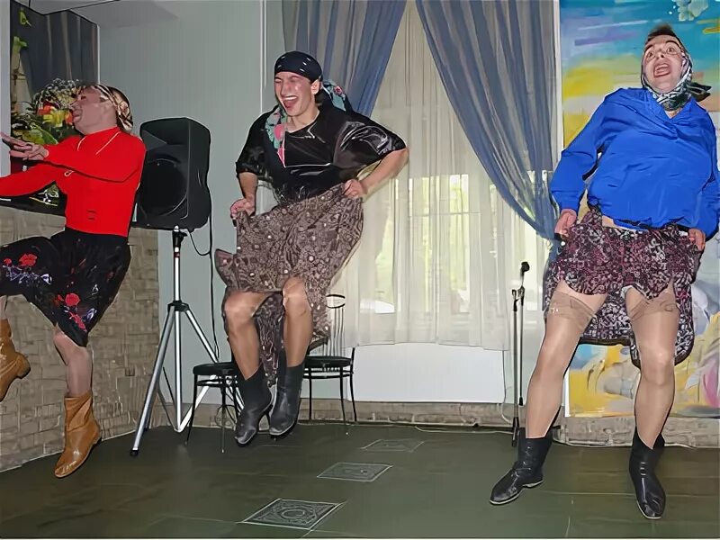Старые пьяные бабки. Бабушки на корпоративе. мужчины переодетые в бабушек. три смешные бабки.