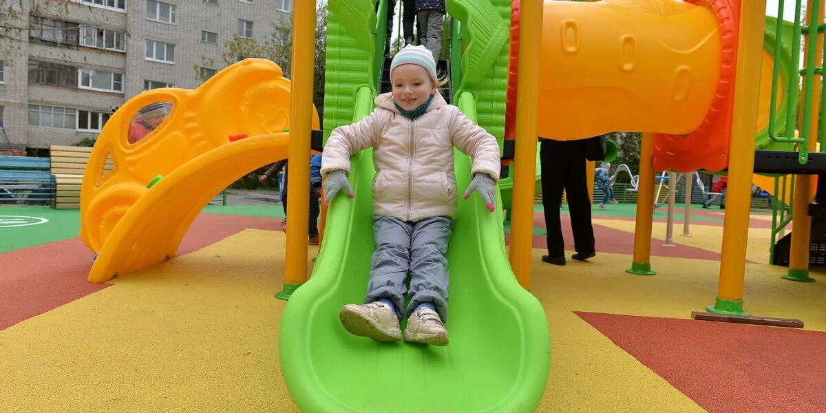 Дети на площадке. Детские дворовые площадки. Детская площадка парк лобня. Игровые московская область детские. Детская площадка.