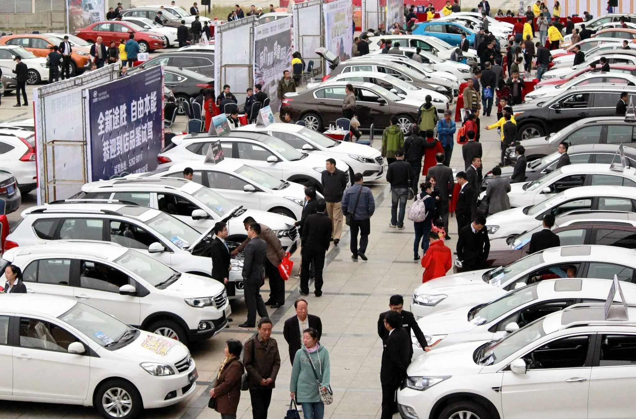 Авто в китае купить напрямую с доставкой. Автомобильный рынок. Китайские машины. Рынок китайских автомобилей. Китайские машины на рынке.