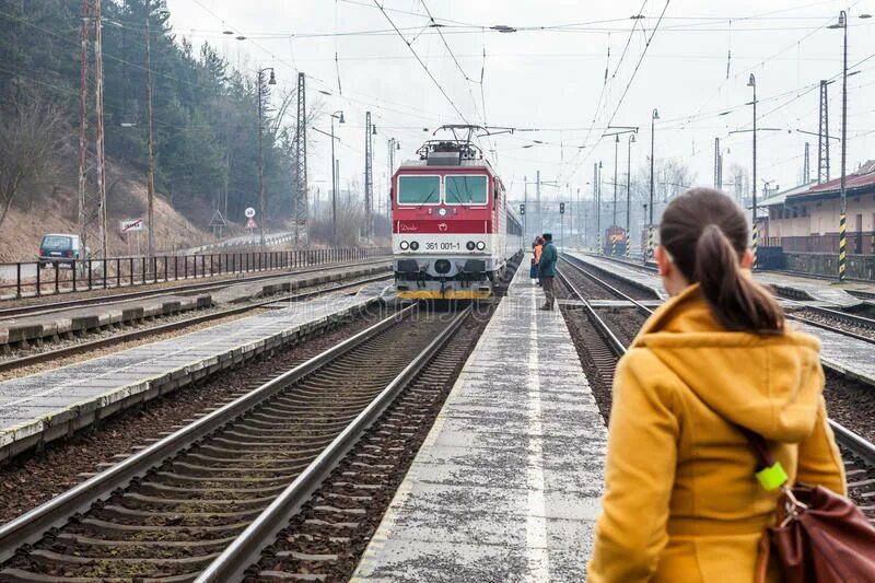 Приезд жд. Железнодорожный вокзал в Словакии. Словацкие ЖД вокзал. Электричка приехала. Train Station Ružomberok.