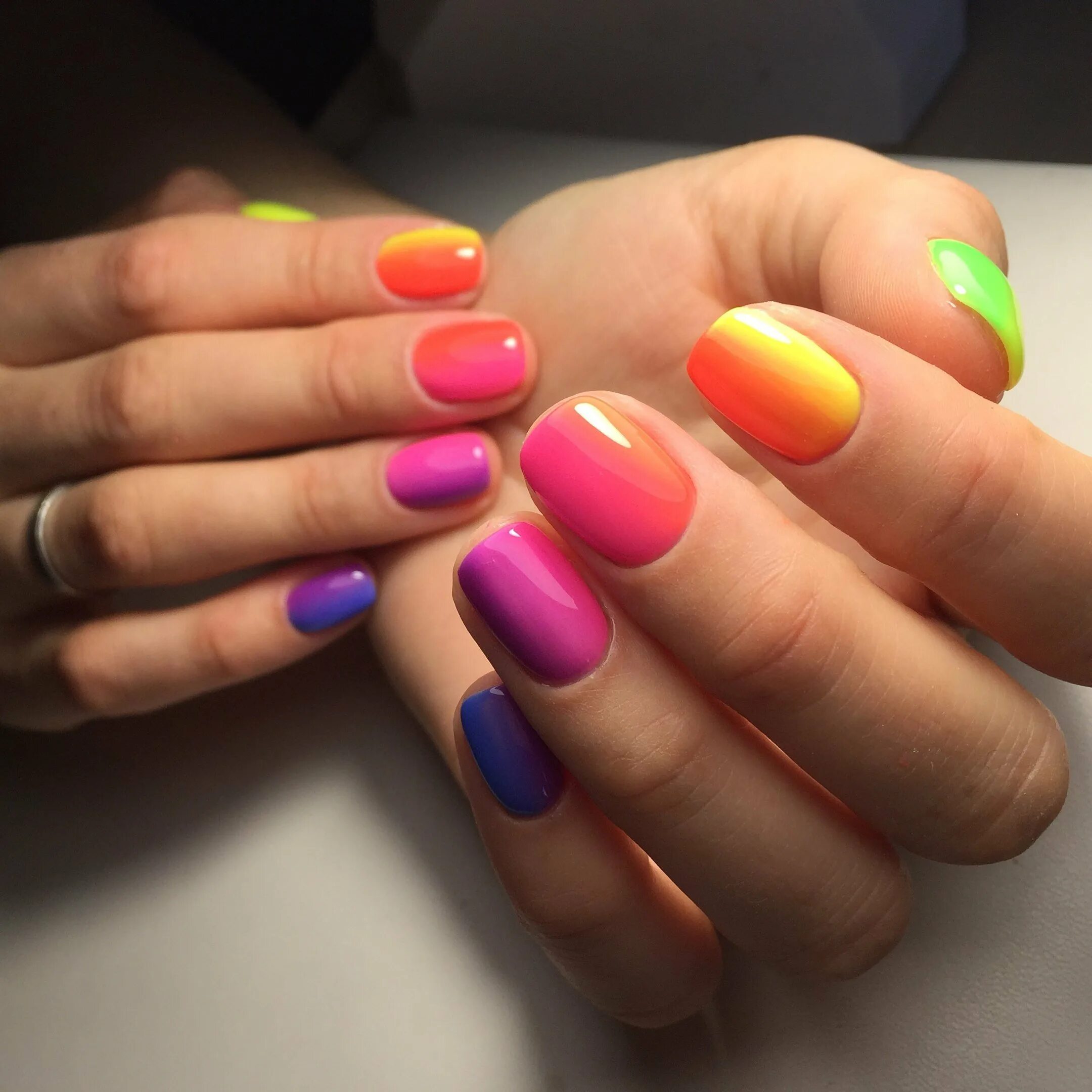 Ногти квадрат цветные. Маникюр френч цветной. Разноцветный френч. Ногти квадратные цветные. Французский маникюр цветной.