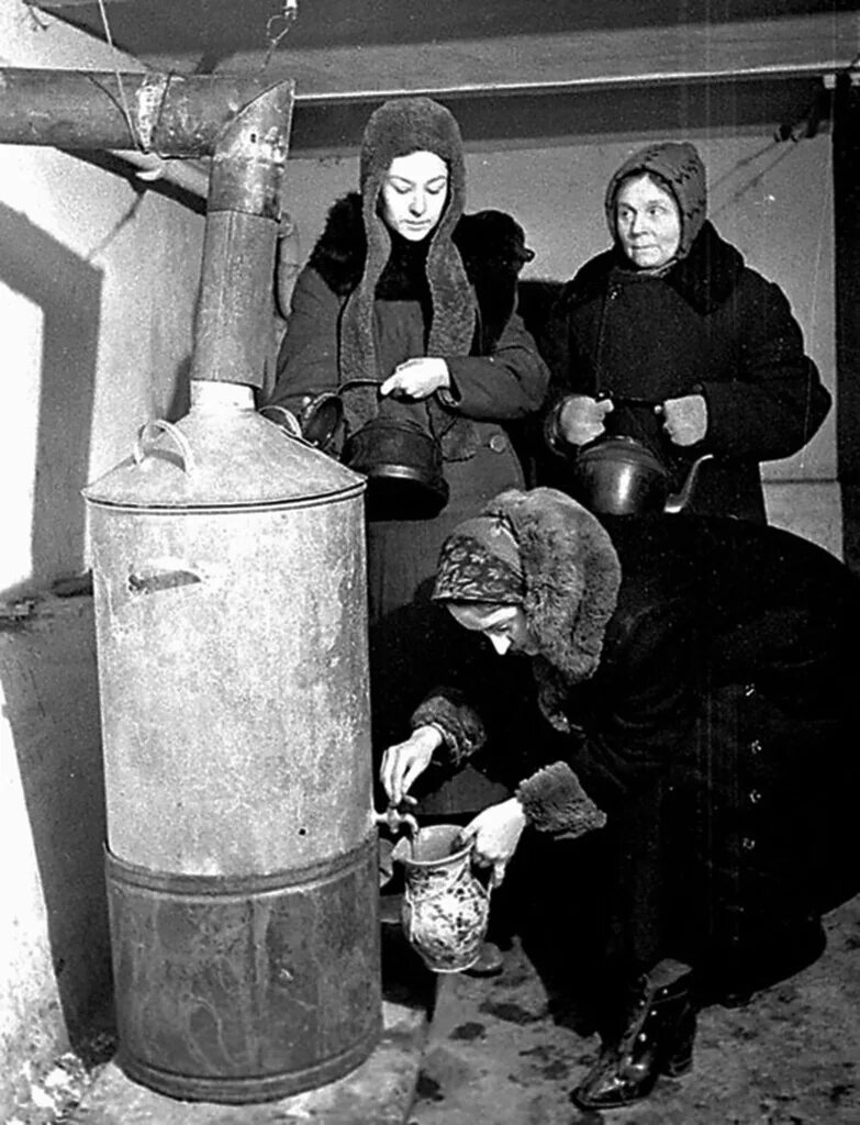 Жизнь в блокаду ленинграда. Буржуйка в блокадном ленинграде. блокада ленинграда печь буржуйка. буржуйка блокада ленинграда 1942. печка буржуйка в блокадном ленинграде.