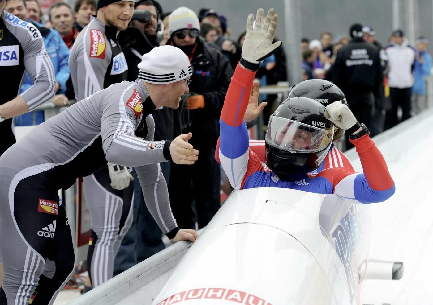 Бобслей олимпийский вид спорта. Сани для бобслея. Воевода олимпийский чемпион. Бобслей олимпийский вид спорта. Спортсмены бобслея.