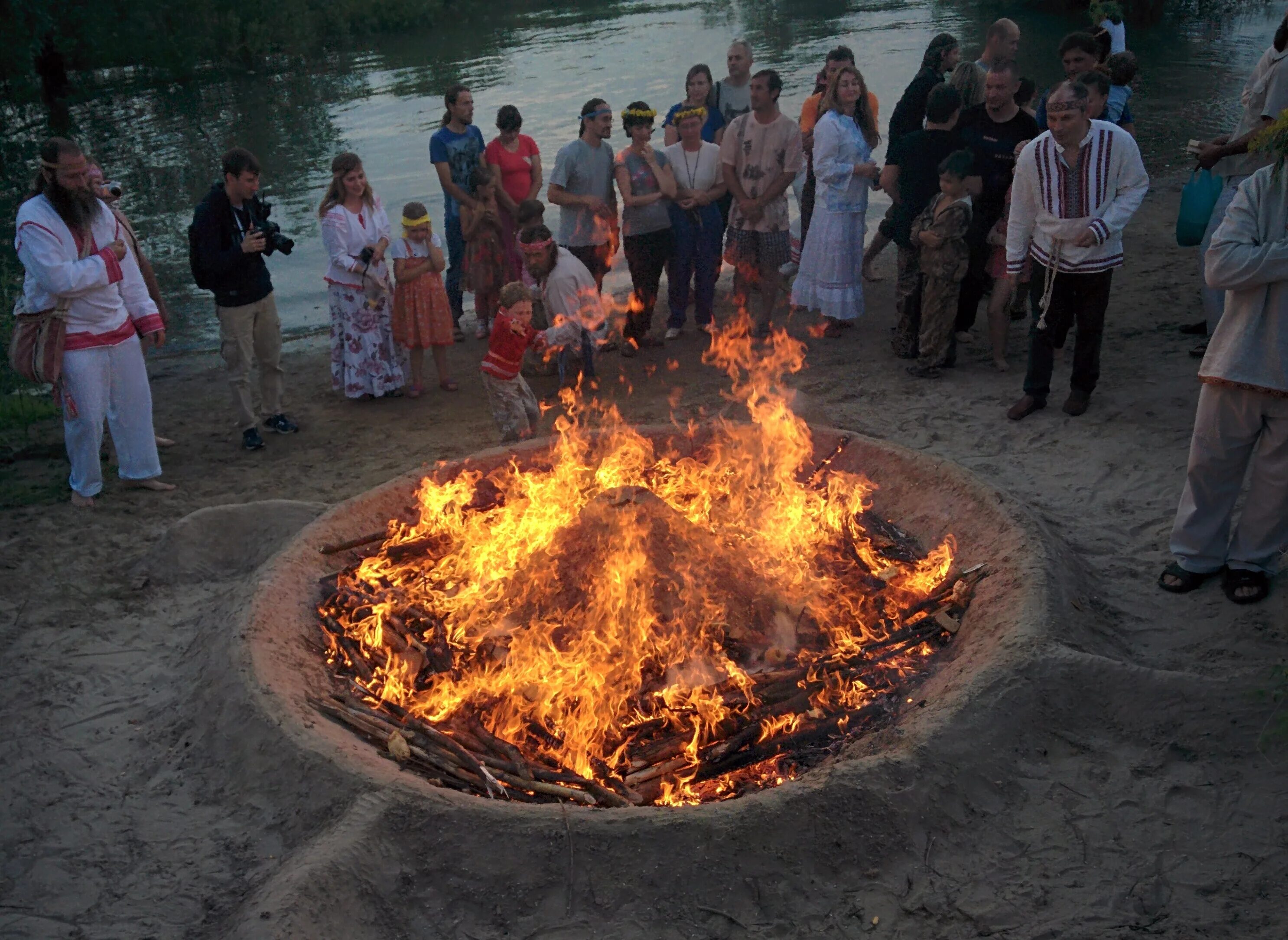 Песня горят вокруг огни купаемся в любви. У живого огня традиций. Традиции это огонь. Огненный ритуал Латвия.