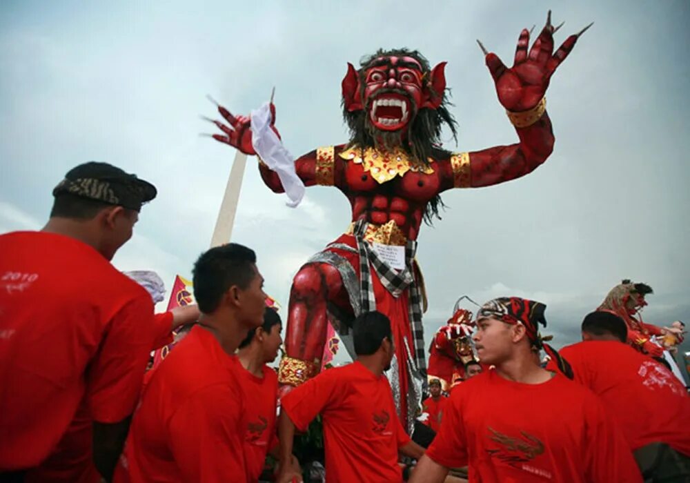 Парад ого ого. Новый год в Индонезии. Индонезия новый год традиции. Национальные праздники Индонезии. День тишины на Бали парад.