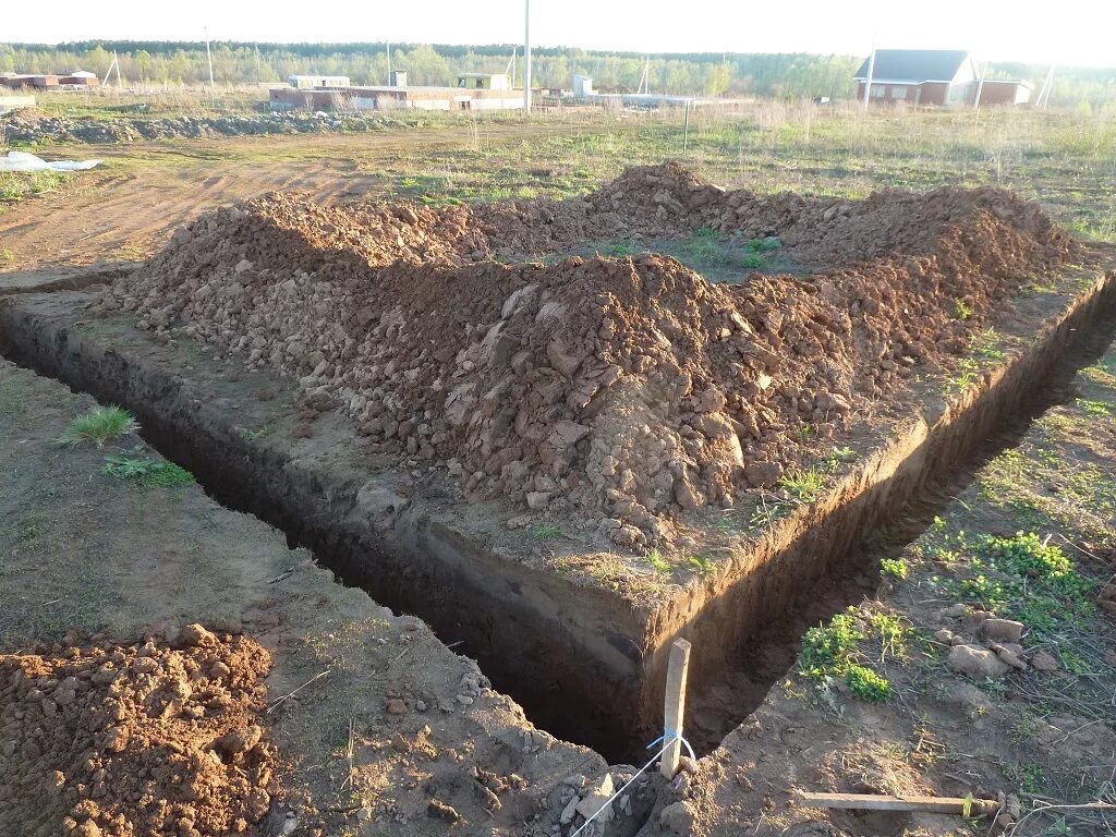 Копка траншеи работа. Котлован под фундамент 1050х1800. копка ям траншей. копка траншеи под фундамент вручную. ручная копка траншей.