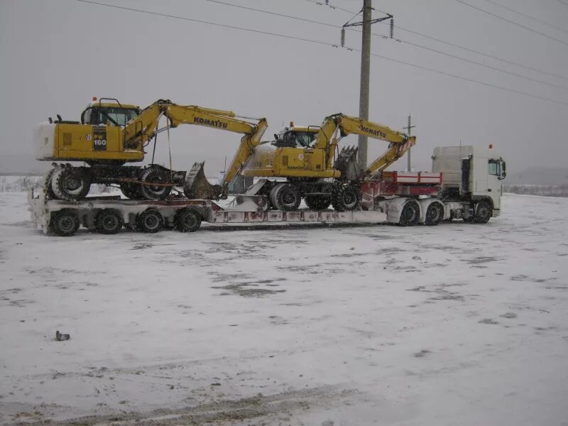 Komatsu 895 на трале. комацу 400 на на трале. гусеничный экскаватор maxpower me520. 2 экскаватора. Jcb 4cx на трале.