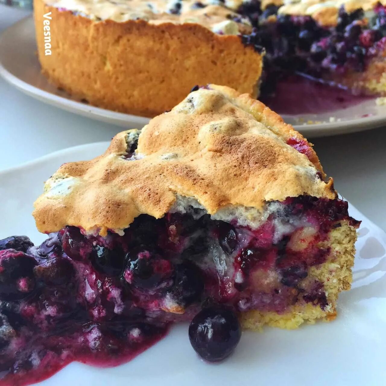 Маковый бисквит с черной смородиной. Пирог со смородиной замороженной в духовке. Песочный пирог с черной смородиной. Пирог со смородиной замороженной рецепт в духовке. Торт черная смородина.