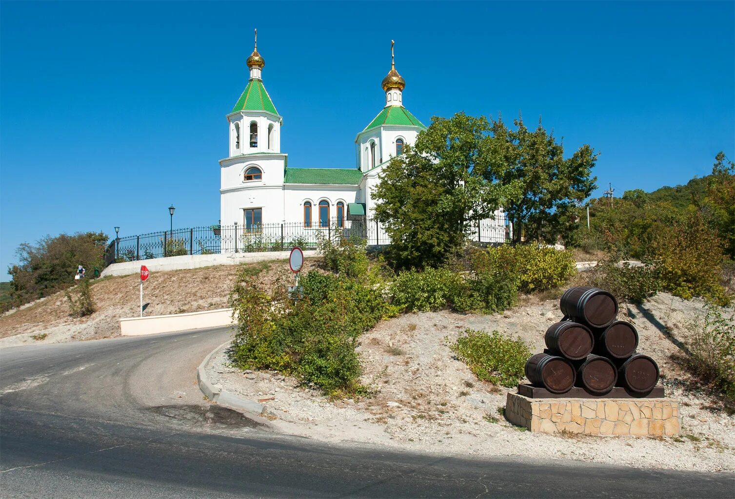 Погода в абрау дюрсо на неделю. Храм в Абрау Дюрсо. Новороссийск село Абрау Дюрсо. Церковь Ксении Петербургской в Абрау-Дюрсо. Абрау Дюрсо поселок.