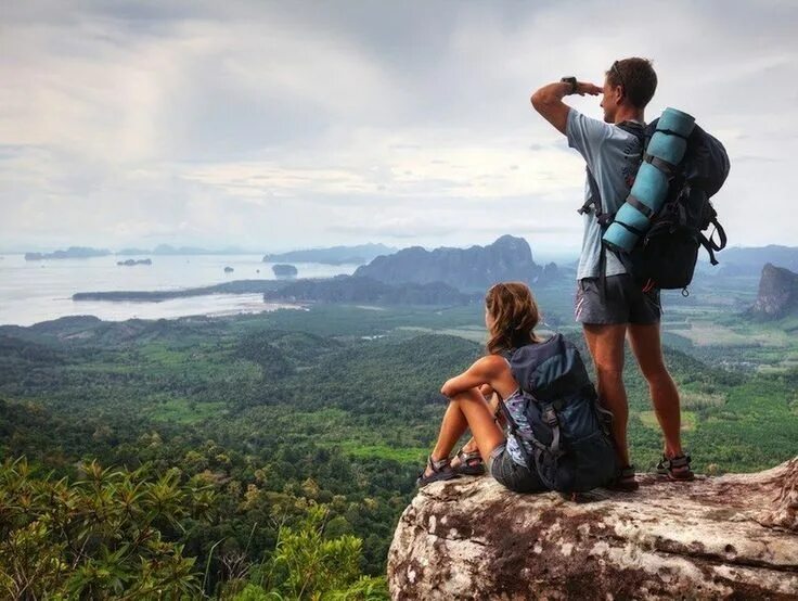 Adventures couples. Туристы на природе. Рюкзак путешественника. Турист с рюкзаком в горах. Путешествие в горы.