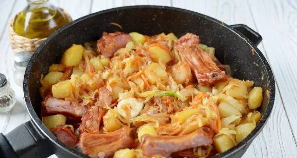 картофель с копчеными ребрышками тушеный в кастрюле. индоутка тушеная кусочками в кастрюле. тушеная картошка с копчеными ребрышками в кастрюле. картошка с копчеными ребрышками. картошка с копчеными ребрышками тушеная.