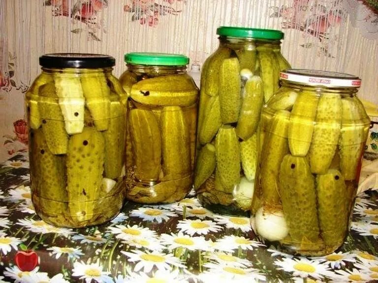 Рецепт огурцов сладких хрустящих на зиму. Огурцы на зиму. сладкие огурцы в банке. маринованные огурцы на зиму. банки с огурцами.