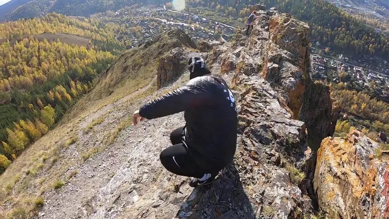 Скала красный гребень Красноярск. Красный гребень Торгашинский хребет. Красноярские столбы красный гребень. Скала рыжая Красноярск.