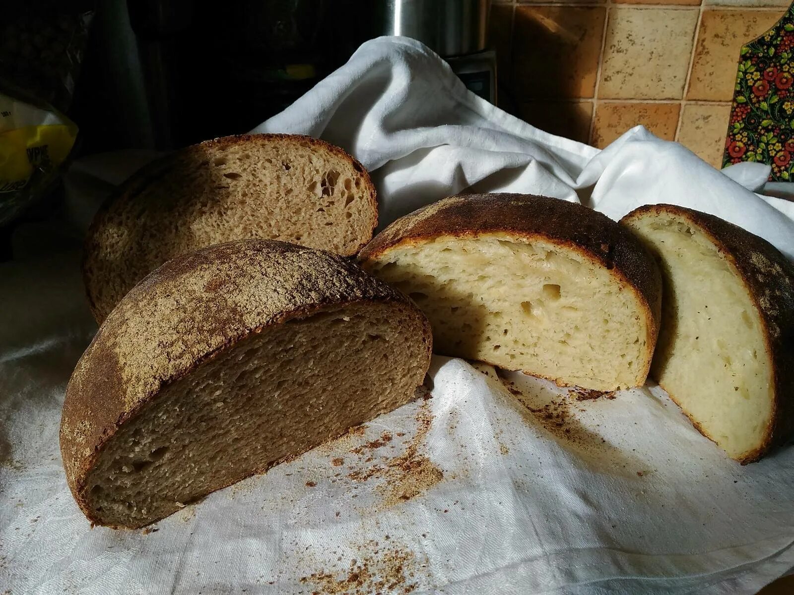 Бездрожжевой хлеб в духовке без закваски. Хлеб деревенский ржано-пшеничный. Хлеб пшеничный деревенский подовый. Хлеб ржаной бездрожжевой. Пшенично-ржаной хлеб подовый.