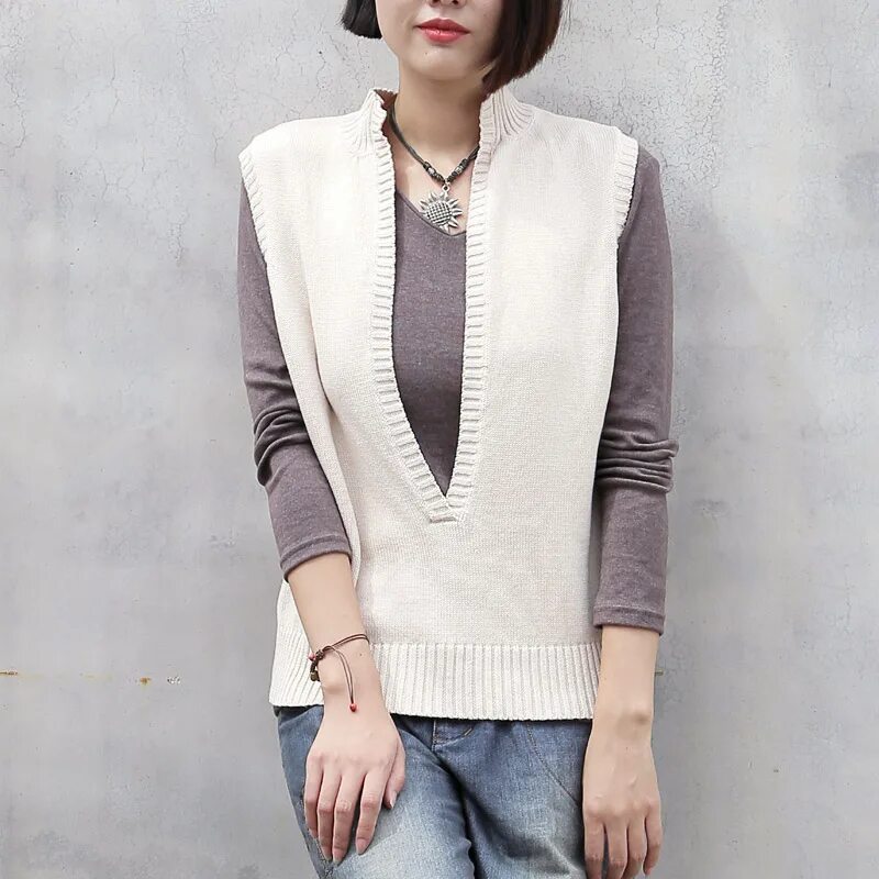 жилет 2021 тренд. модные трикотажные жилеты. жилет вязаный женский. стильный трикотажный жилет. модный вязаный жилет 2023 женский.