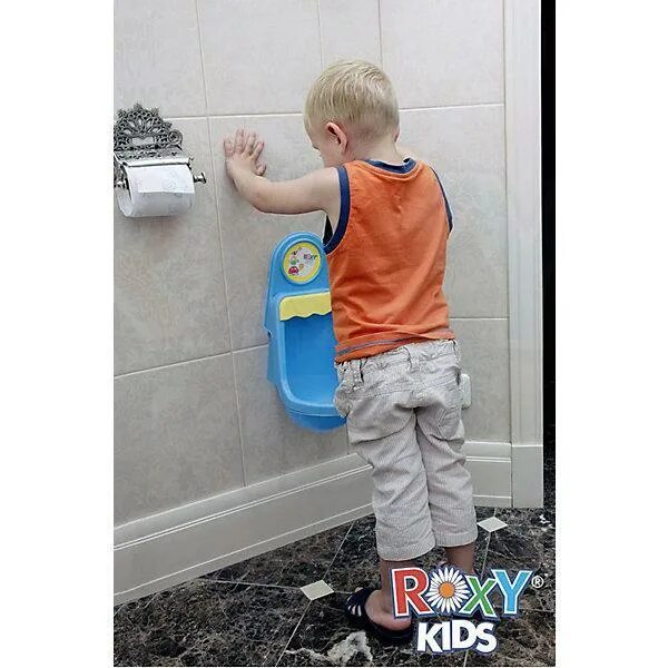 Ребенок пишет. Девочка на горшке. Ребенок писает мимо. Ребенок писает мимо. Ребенок на унитазе.