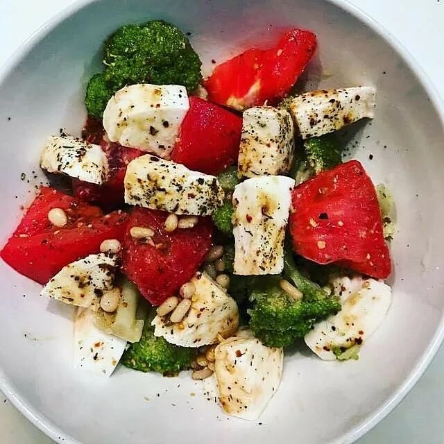 Здоровая еда салат. Салаты лёгкие и вкусные. Салат на перекус. Салат на перекус. Салат с грецкими орехами и курицей.