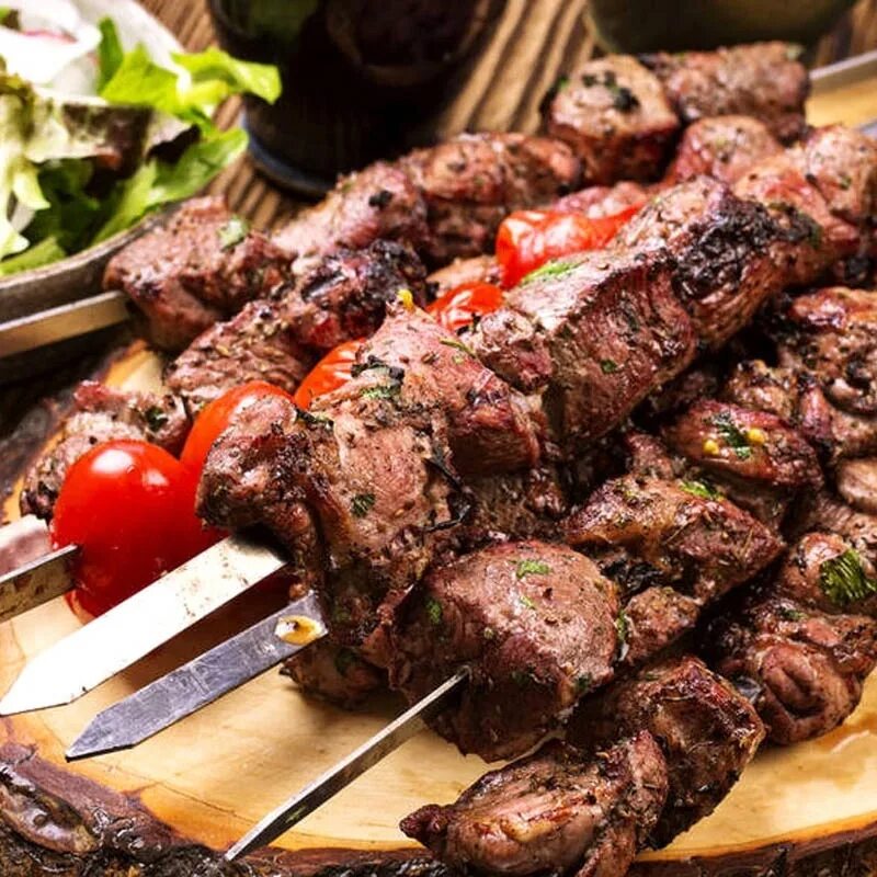 Шашлык из говядины. Шашлык из говяжьей вырезки. Соус для шашлыка. Шашлык. Шашлык из говядины.