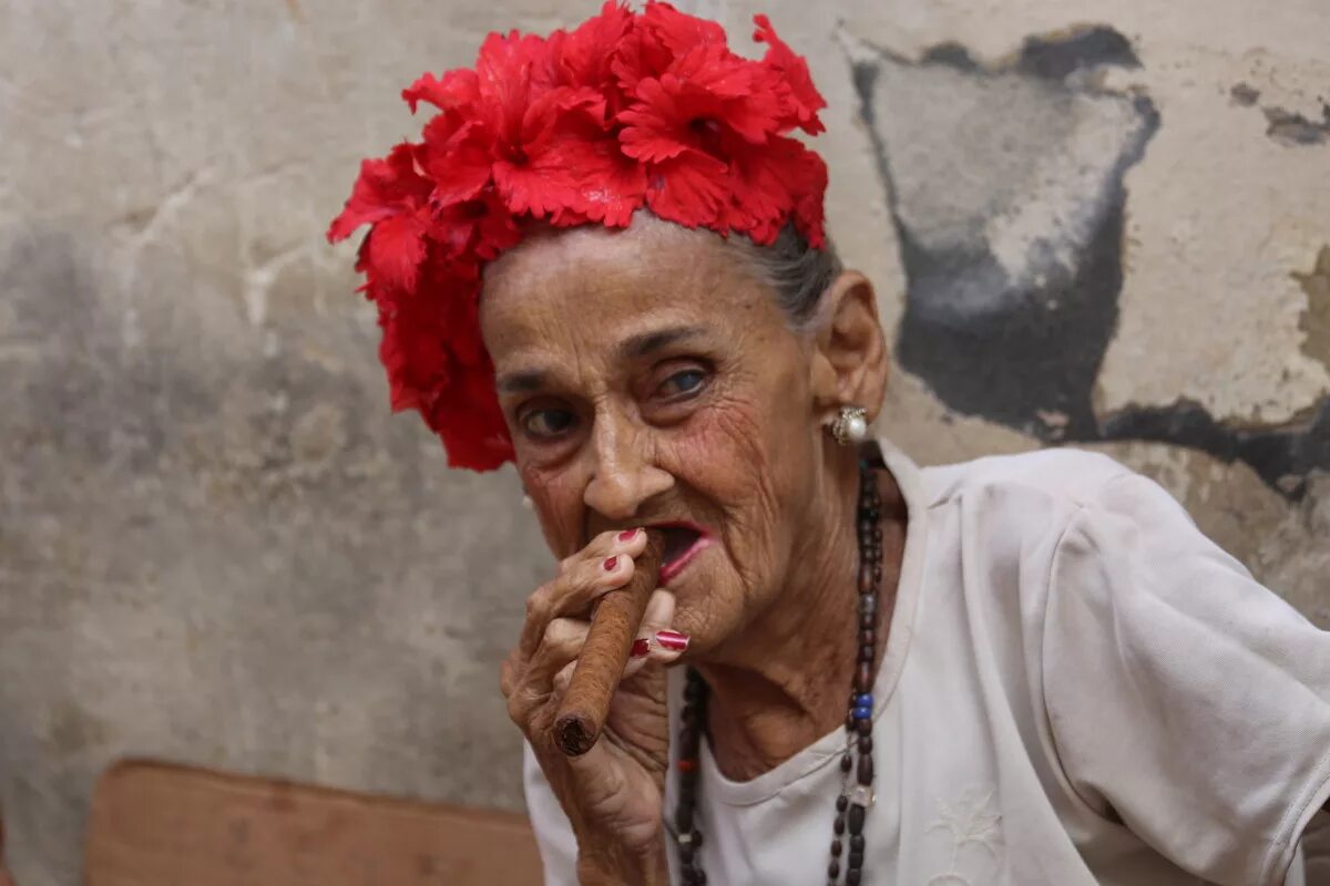 Бабушка без зубов. Грасиэла Гонсалес Куба. Старая бабушка с сигарой. Куба бабушка с сигарой. Старушка с сигаретой.