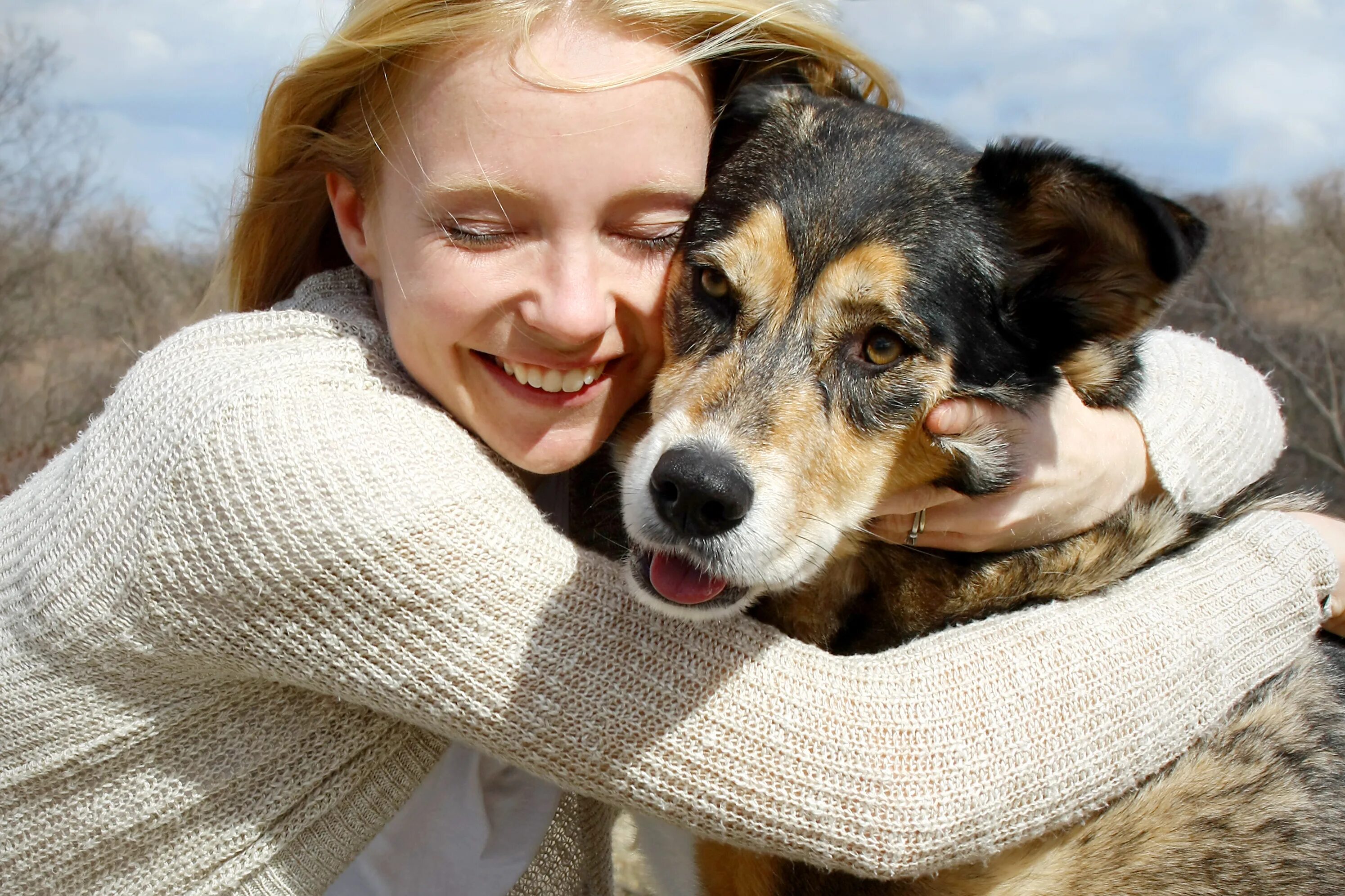 Dog have woman. Человек с собакой. Женщина и домашние животные. Домашние животные с хозяевами. Собака друг человека.