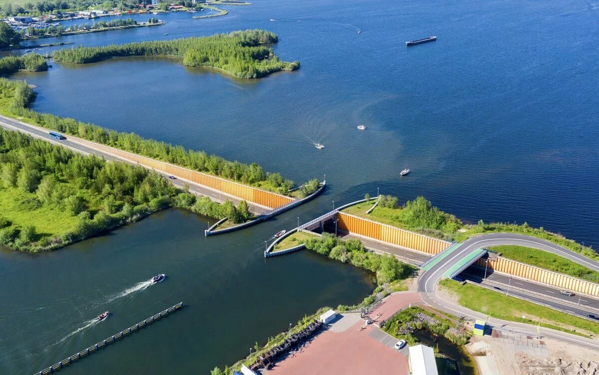 Водный мост veluwemeer, нидерланды. Водный мост велувемир нидерланды. Мост акведук велувемеер в нидерландах. Мост голландии. Мост в нидерландах акведук.