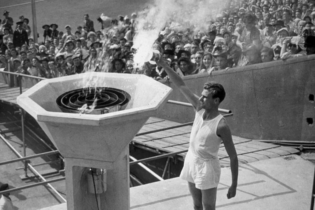 Олимпийские игры xx века. Олимпийский огонь в 1928 году в Амстердаме. Первый Олимпийский огонь 1928. Олимпийский огонь 1896.