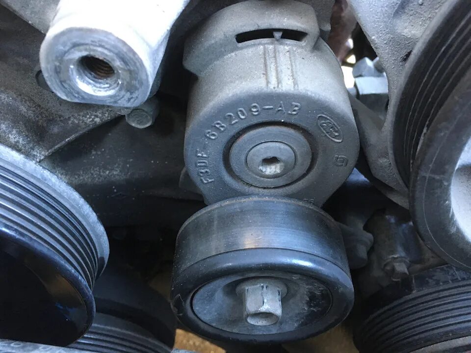 Ремень генератора ford transit 1998. 2 125. Ключ натяжного ролика ford mondeo. Натяжитель ремня сервисного форд транзит 2. Ремень привода форд транзит 2021.
