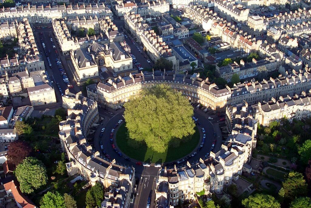 Bath the historic city in somerset. Бат Англия цирк. Бат Сомерсет Англия. Батский цирк бат. Бат площадь Серкус.