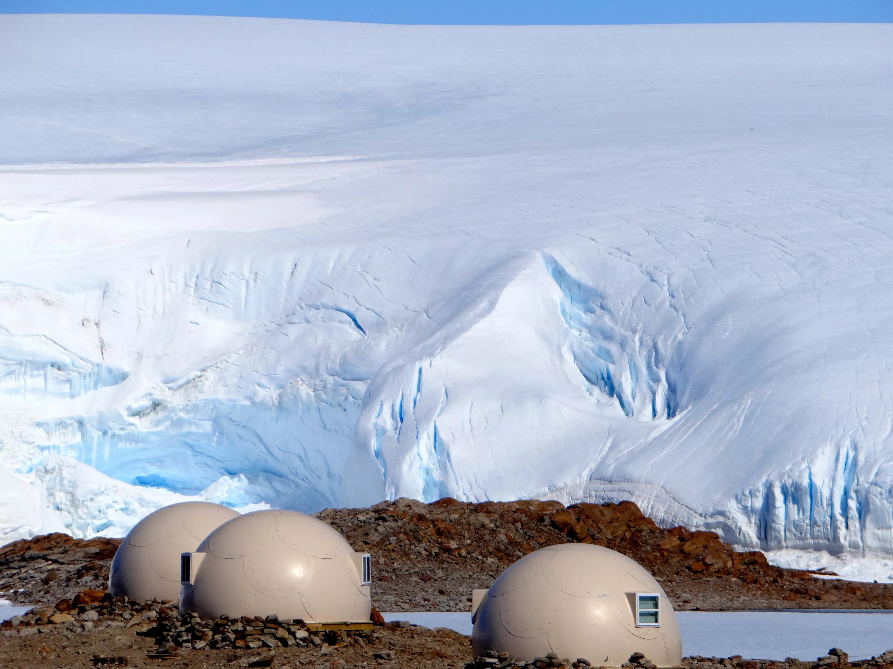 Антарктические почвы. «White Desert» отель Антарктида. «Whichaway Camp», Антарктика. Южный полюс Антарктида. Южный полюс Антарктика.