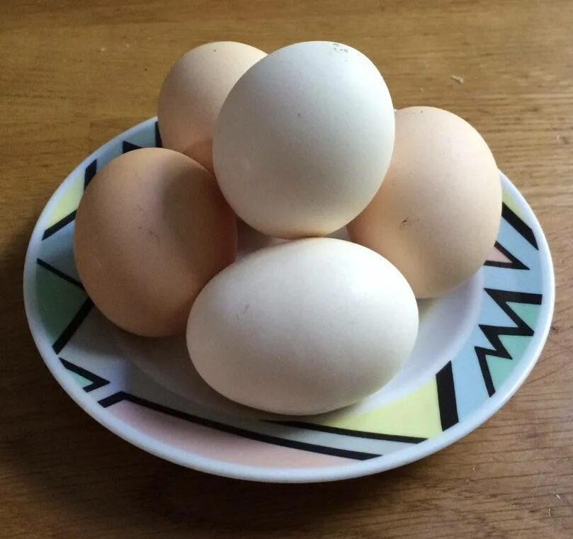 Яйца польза и вред для мужчин. Сырое яйцо. Сырое куриное яйцо. Белок яйца. Яйцо в крутую.