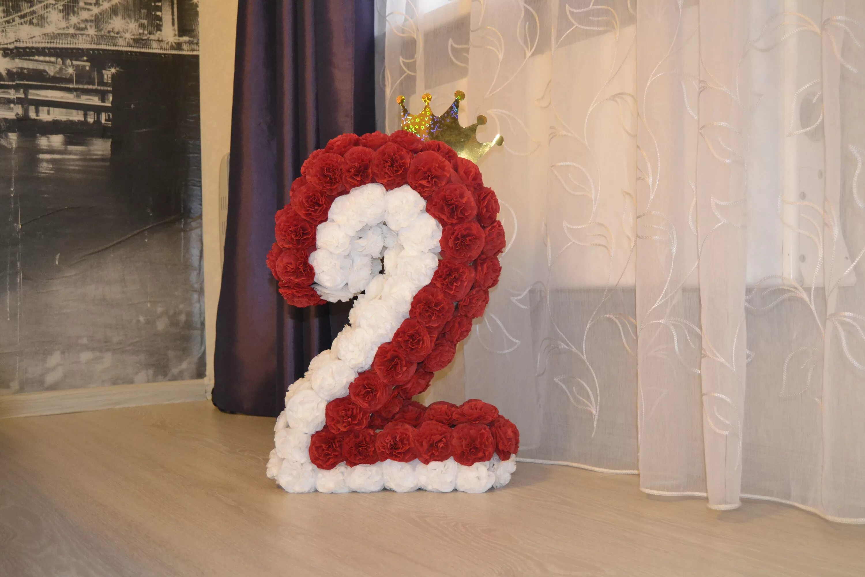 Объемная цифра из салфеток. Как сделать цифру из салфеток. Цифра из гофрированной бумаги. Буквы из салфеток. Объемные цифры.