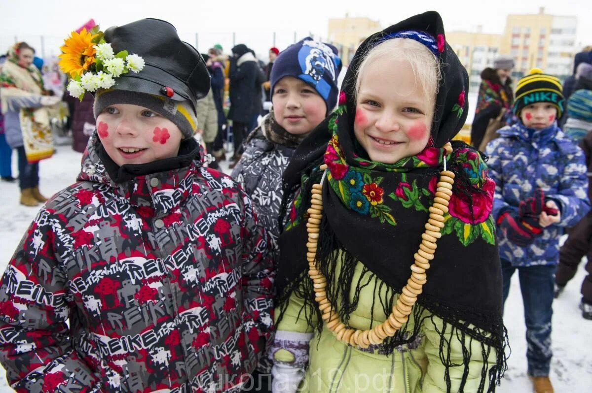 Масленица в школе. Школьники на Масленице. Праздник Масленица в школе. Масленица в школе фото. Неделя масленицы в школе