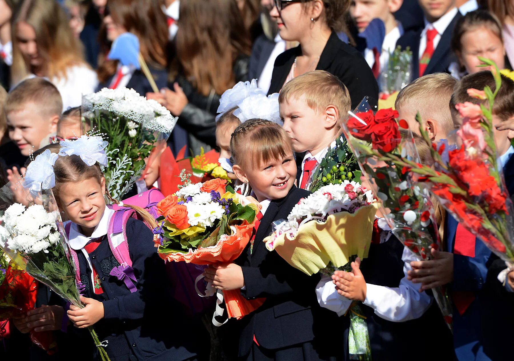 Фото 1. Линейка 1 сентября. Первоклашки на линейке. 1 Сентября линейка в школе. Торжественная линейка в школе.