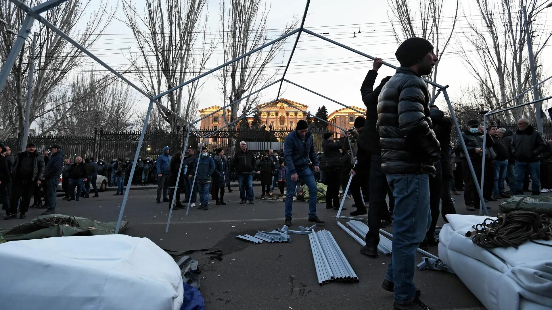 Ереван оппозиция палаточный лагерь. На митинге Еревана палатки. В центре Еревана палатки оппозиция. Украинцы в Ереване.