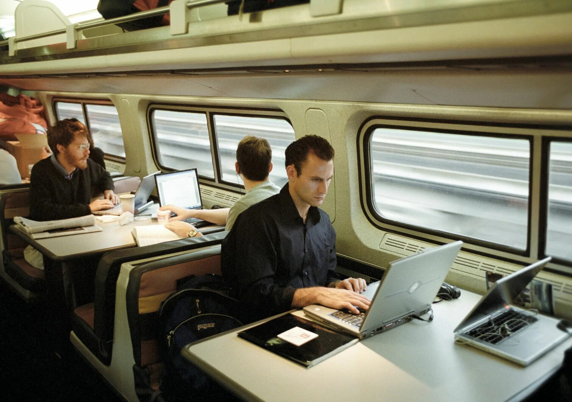 Wi-fi в поезде. Высокоскоростной интернет в поезде. Мужчина едет в поезде. Ноутбук в поезде. Интернет в поезде.