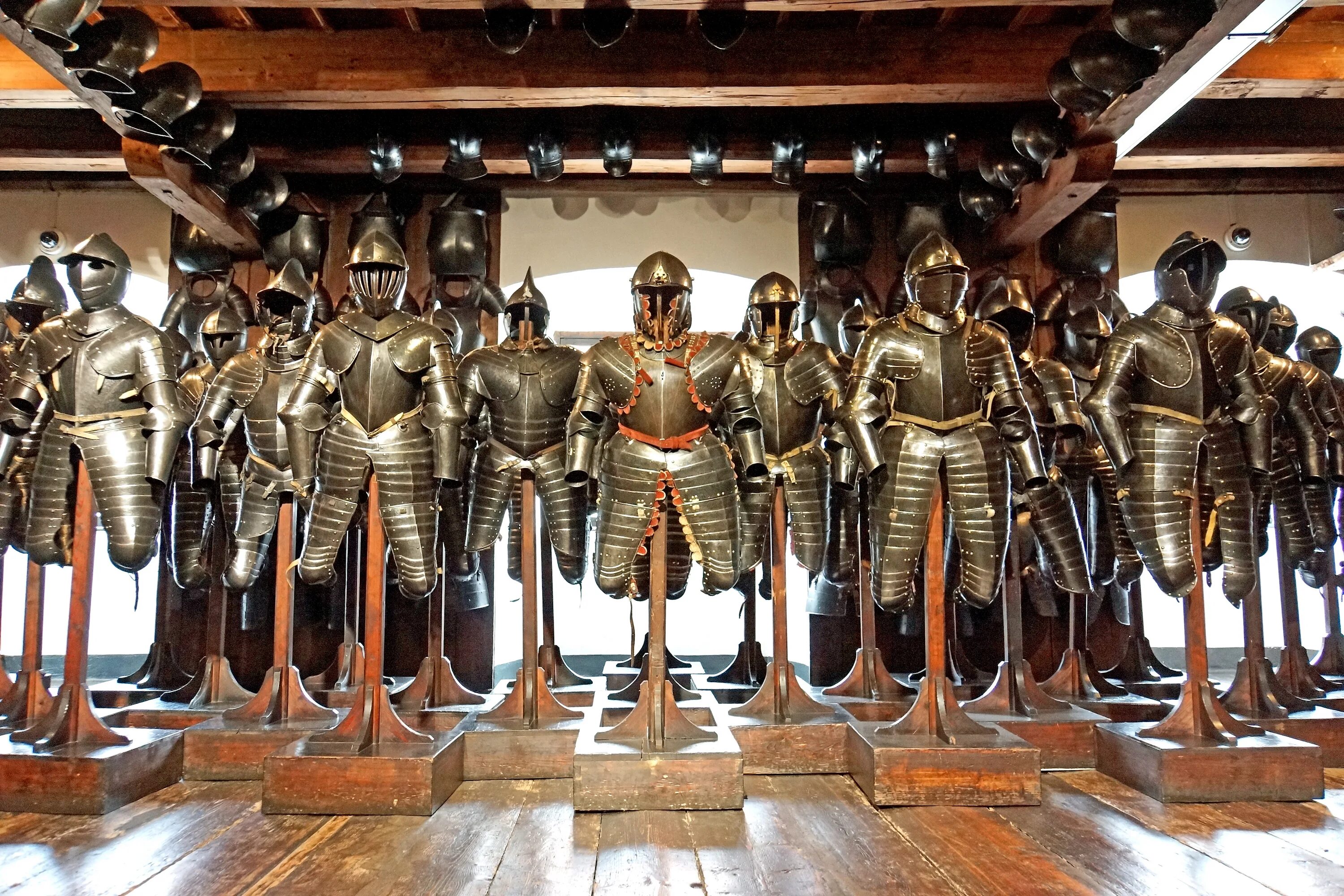 Доспехи порядка. Styrian armoury грац. оружейная палата доспехи. эрмитаж доспехи рыцарского зала. эрмитаж рыцарский зал кираса.