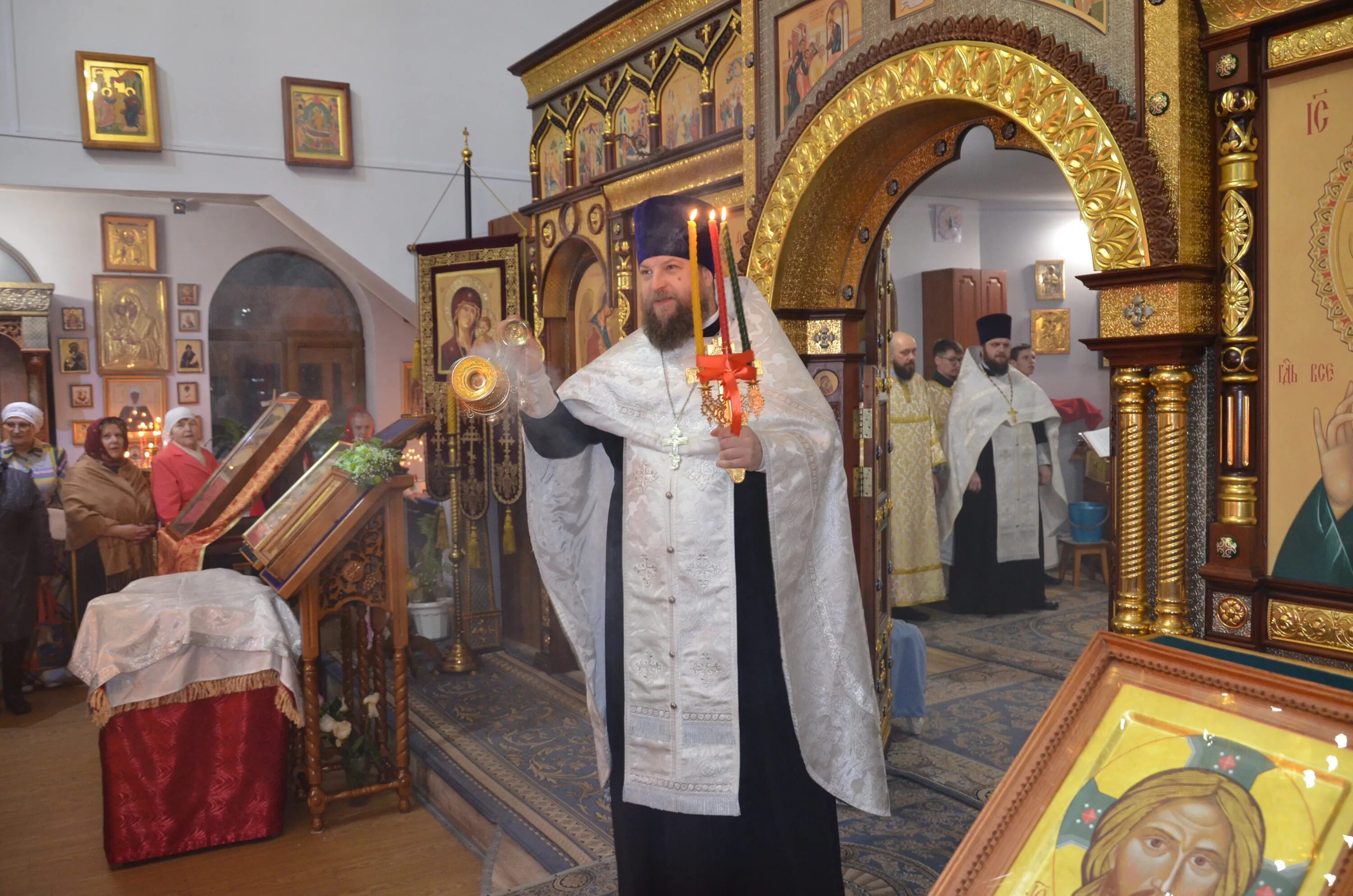 Католическая церковь ханты мансийск. Знаменская церковь (ханты-мансийск). Служба в храме. Знамение ханты мансийск. Храм знамение ханты-мансийск расписание богослужений.