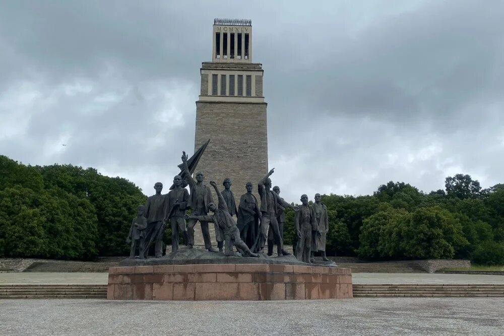 Мемориал Бухенвальд в Веймаре. Бухенвальд мемориальный комплекс. Веймар Германия Бухенвальд. Мемориальный комплекс Бухенвальд в Германии.