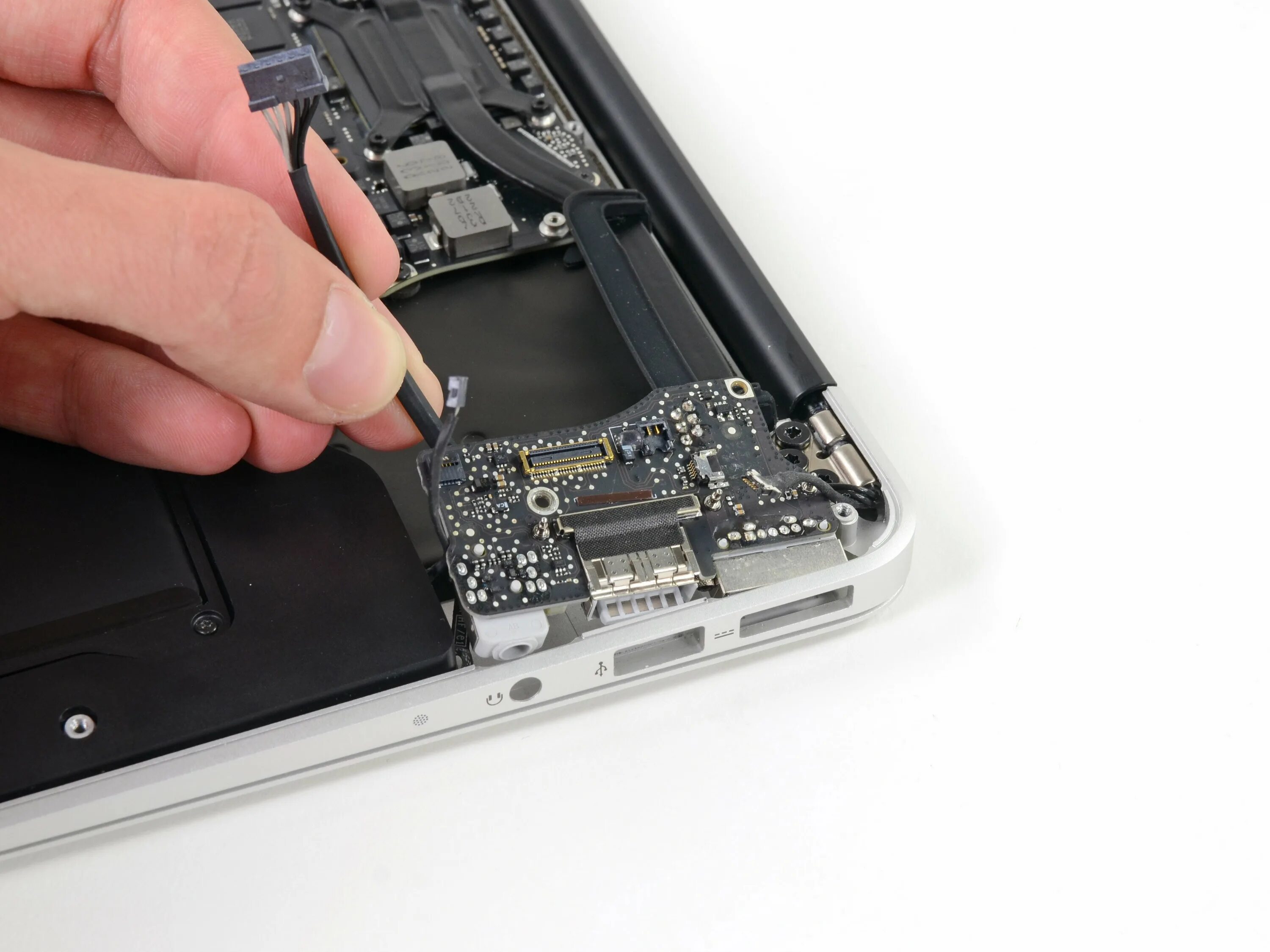 Ремонт macbook undefined. Macbook air 13 2012 разъемы. разъемы макбук про 2012. разъёмы макбук аир м2. разъемы в макбук эйр 13.