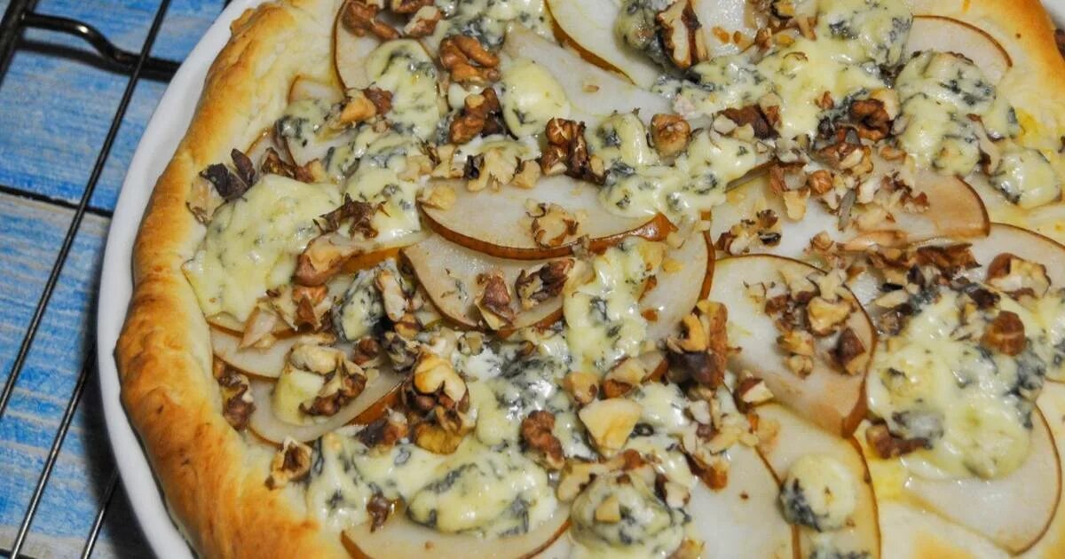 пицца с грушей и горгонзолой. рецепт пиццы с грушей и сыром. груша с горгонзолой. хачапури груша горгонзола. римская пицца с грушей и горгонзолой.