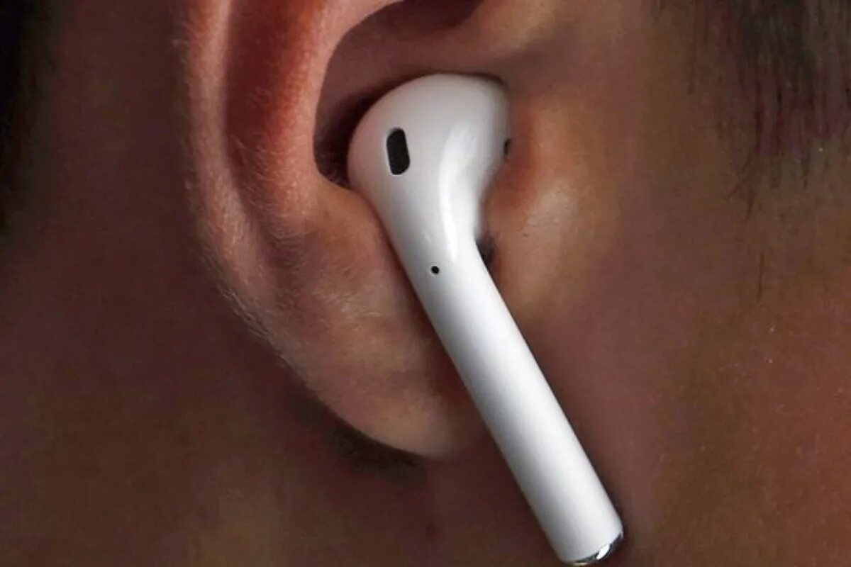 AIRPODS 2. Айр подс про. AIRPODS 2 В ухе. AIRPODS на человеке.