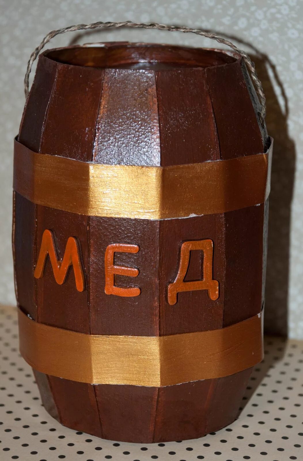 Как сделать бочонок из картона. Бочонок из картона мастер класс. Бочка меда из картона. Как сделать бочонок из картона. Бочонок поделка.