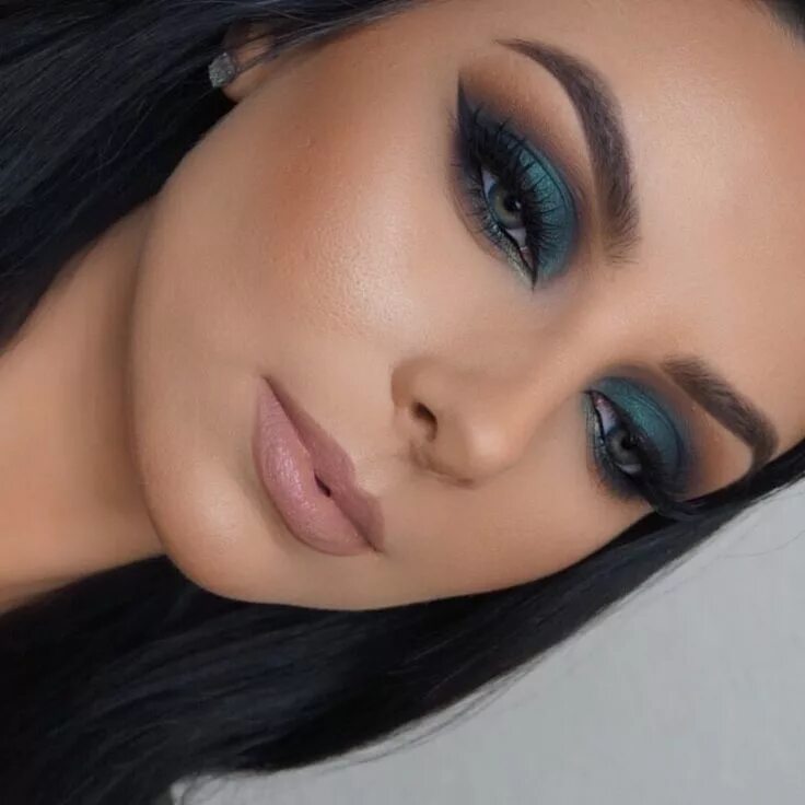 Smokey Eyes für blaue Augen abend-makeup-braune-lidschatten-beerenrote-lippen Sk